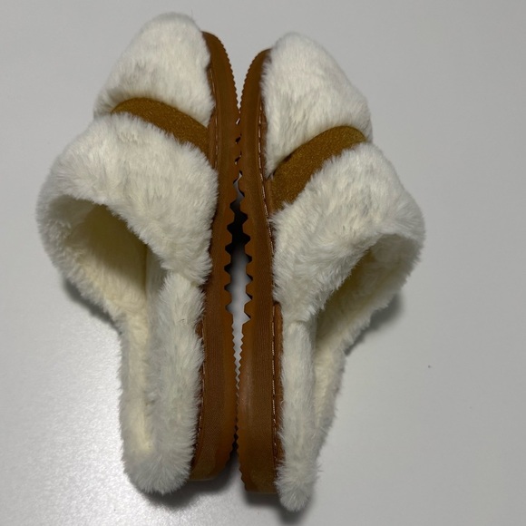 Born Plush White and Brown Faux Fur Slippers Size M(7-8) - Picture 5 of 9